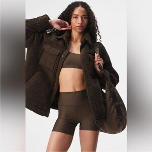 Alo Edge Sherpa Jacket in espresso